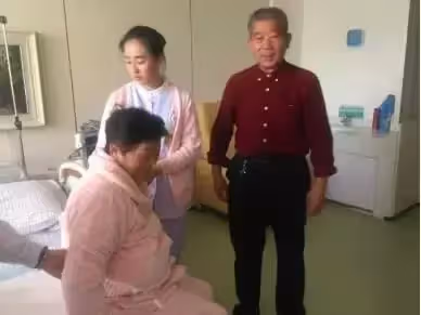 67歲阿嬤自然懷孕,寧與兒女斷絕關係,也要堅持生子,承諾「絕不麻煩子女」2年後見分曉