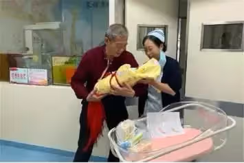 67歲阿嬤自然懷孕，寧與兒女斷絕關係，也要堅持生子，承諾「絕不麻煩子女」2年後見分曉