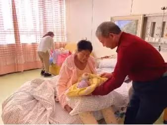 67歲阿嬤自然懷孕，寧與兒女斷絕關係，也要堅持生子，承諾「絕不麻煩子女」2年後見分曉