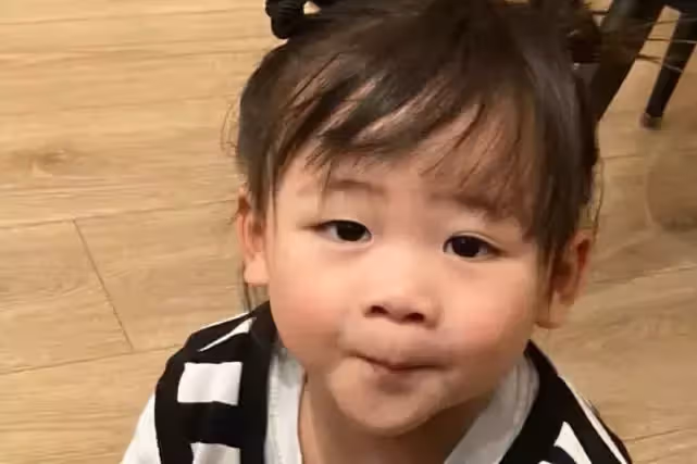 有種「生娃」叫生個自己!蔡少芬和兒子紮「同款丸子頭」賣萌,網直呼:一看就是親生的