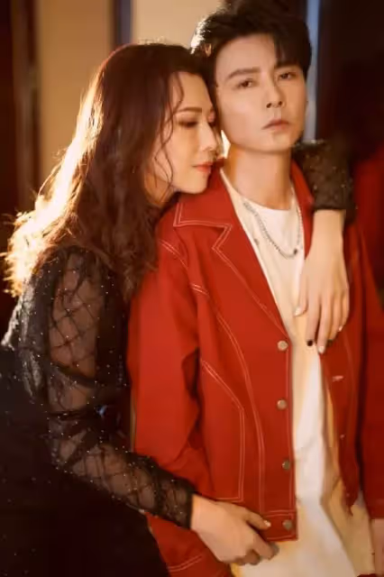 有種「生娃」叫生個自己！蔡少芬和兒子紮「同款丸子頭」賣萌，網直呼：一看就是親生的