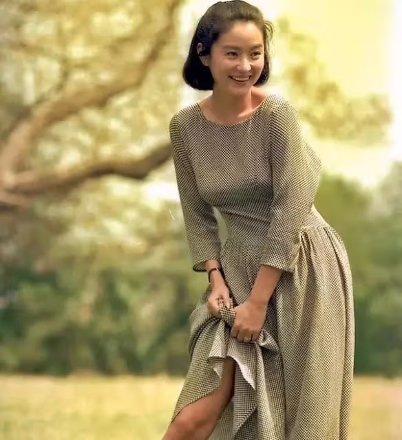 真正的時髦女王!林青霞「30年前穿搭」引領潮流 「纖細腰肢」盈盈一握美若驚鴻