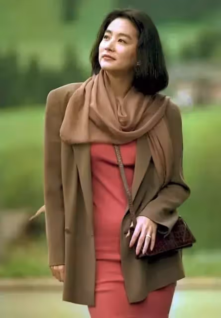 真正的時髦女王!林青霞「30年前穿搭」引領潮流 「纖細腰肢」盈盈一握美若驚鴻