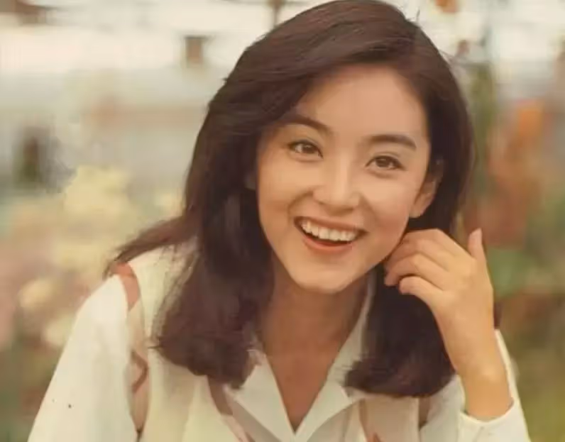 真正的時髦女王!林青霞「30年前穿搭」引領潮流 「纖細腰肢」盈盈一握美若驚鴻