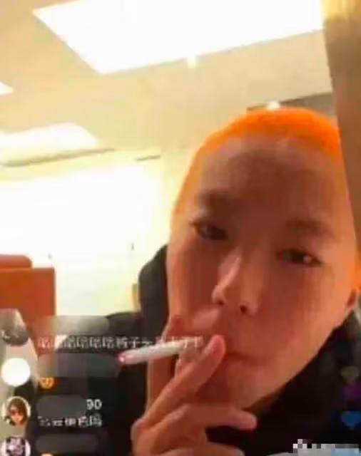 剃頭，染黃毛，紋身，直播間抽菸喝酒，王菲閨女竇靖童是真灑脫啊