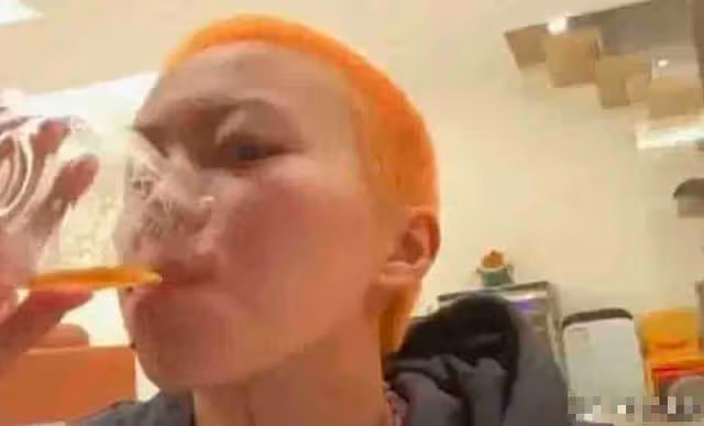 剃頭，染黃毛，紋身，直播間抽菸喝酒，王菲閨女竇靖童是真灑脫啊