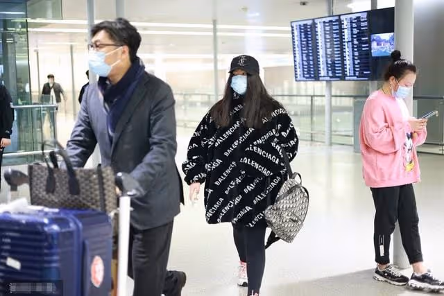 王岳倫父女現身機場，12歲王詩齡變化太大不敢認，不見媽媽李湘