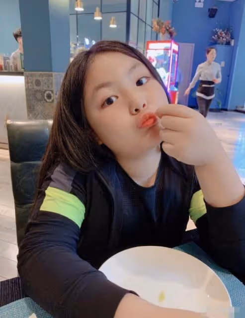 王岳倫父女現身機場，12歲王詩齡變化太大不敢認，不見媽媽李湘