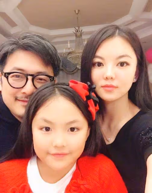 王岳倫父女現身機場，12歲王詩齡變化太大不敢認，不見媽媽李湘