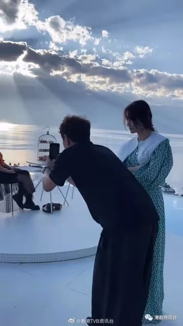 周嘉洛休養半個月後行海邊！蕭正楠公然幫異性拍照