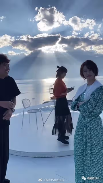 周嘉洛休養半個月後行海邊！蕭正楠公然幫異性拍照
