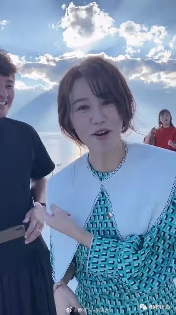 周嘉洛休養半個月後行海邊！蕭正楠公然幫異性拍照