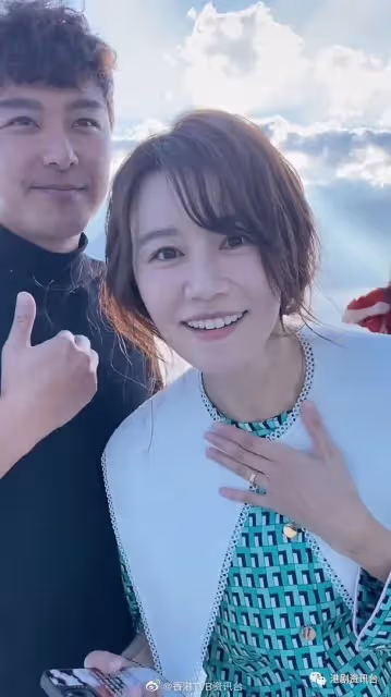 周嘉洛休養半個月後行海邊！蕭正楠公然幫異性拍照
