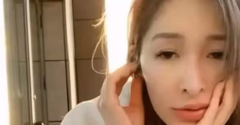 蕭亞軒受傷一年首出鏡，疤痕明顯精神飄忽，滿臉憔悴狀態堪憂