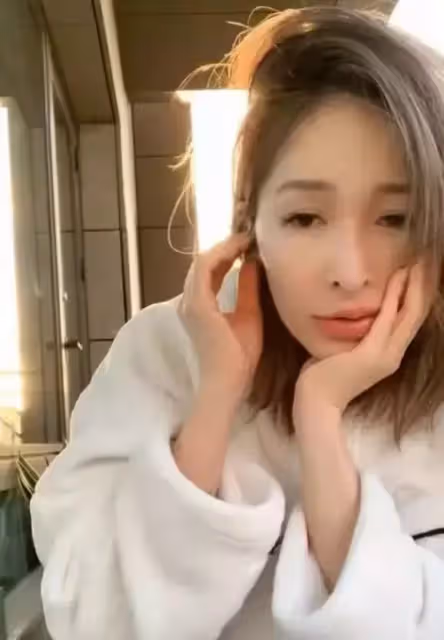 蕭亞軒受傷一年首出鏡，疤痕明顯精神飄忽，滿臉憔悴狀態堪憂