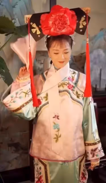跪著給婆婆洗腳！「晴格格」王艷爆紅後嫁大11歲富商  豪門婚姻不如意：被親兒罵豬頭「繼子也不尊重她」
