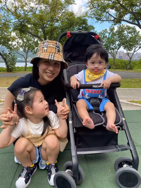 幫愛女顧2娃畫面惹鼻酸!余天「滿臉倦容仍歡笑逗孫」超深黑眼圈藏不住 替愛女操碎心「安排養病計畫曝光」苦求奇蹟