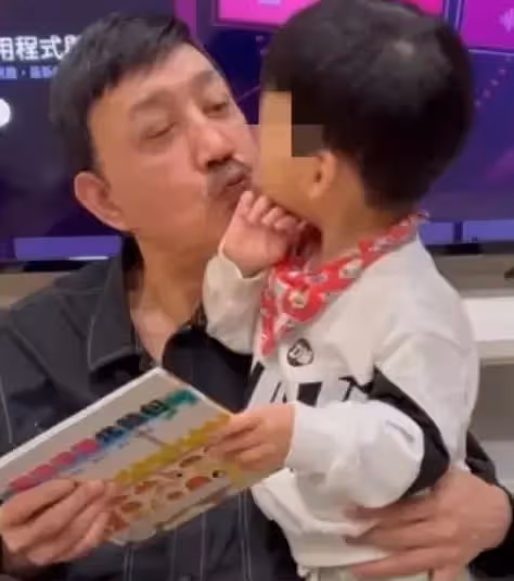 幫愛女顧2娃畫面惹鼻酸!余天「滿臉倦容仍歡笑逗孫」超深黑眼圈藏不住 替愛女操碎心「安排養病計畫曝光」苦求奇蹟