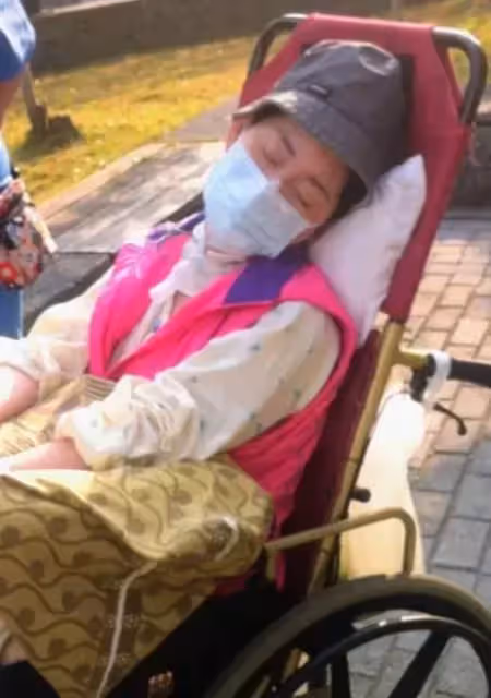 腦內炸彈引爆!女主播「遭宣判植物人」智力只剩下3歲 一夕入地獄「從頭學拼音、吃飯」奇蹟出現了
