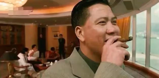 影帝萬梓良酒吧走穴被拍!險些摔倒被人攙扶,唱歌表情賣力太敬業