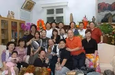 10年前同學聚會讓他失去戀人,10年後再次聚會同學仍然嘲笑他,保安說的話讓大家後悔