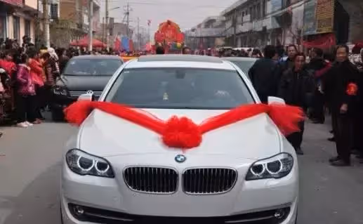 兒子在外工作十年沒回家,這次他開豪車回家,父親反而說他太窮了