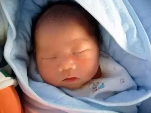 媽媽臨產,手數室外5歲女兒焦急陪產!她手中握著4字紙條,一看讓人好窩心...