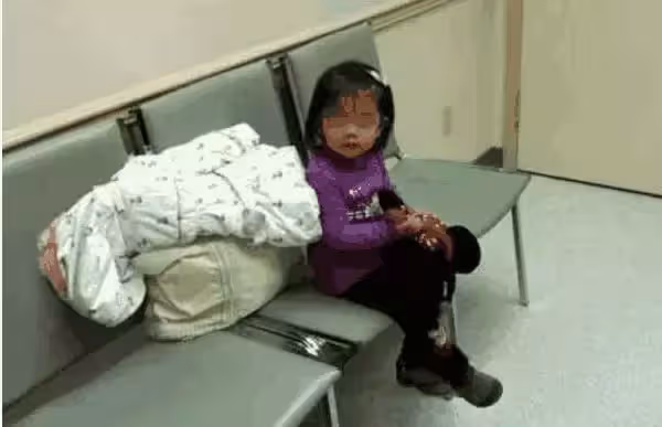 媽媽臨產,手數室外5歲女兒焦急陪產!她手中握著4字紙條,一看讓人好窩心...