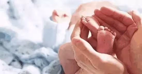 媽媽臨產,手數室外5歲女兒焦急陪產!她手中握著4字紙條,一看讓人好窩心...