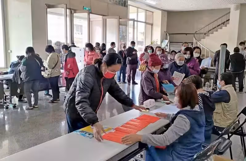 輪胎大王夫妻26億遺產稅造福鄉裡,惠及四萬人,巨額紅包曝光,弱勢鄉民感恩:可以用在孩子學雜費和過年用品上