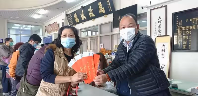 輪胎大王夫妻26億遺產稅造福鄉裡，惠及四萬人，巨額紅包曝光，弱勢鄉民感恩：可以用在孩子學雜費和過年用品上