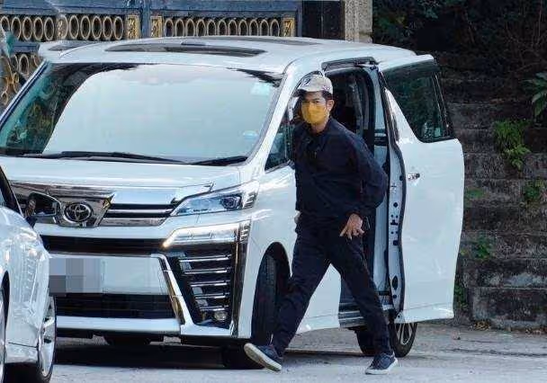 天王嫂久違現身!方媛疫下陪女兒返校,4歲小傢伙主動與人打招呼