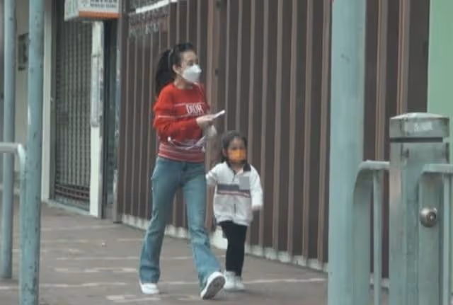 天王嫂久違現身!方媛疫下陪女兒返校,4歲小傢伙主動與人打招呼