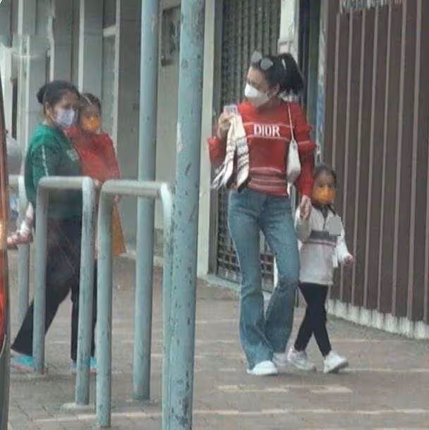 天王嫂久違現身!方媛疫下陪女兒返校,4歲小傢伙主動與人打招呼