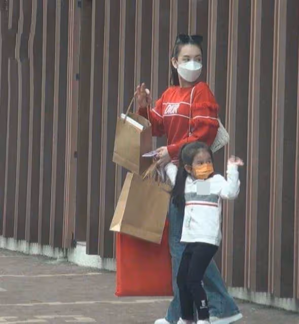 天王嫂久違現身!方媛疫下陪女兒返校,4歲小傢伙主動與人打招呼
