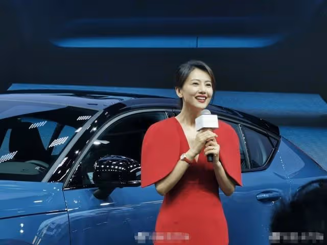 高圓圓出行陣仗大，超30位保安手拉手圍人牆保護，無人圍觀顯尷尬