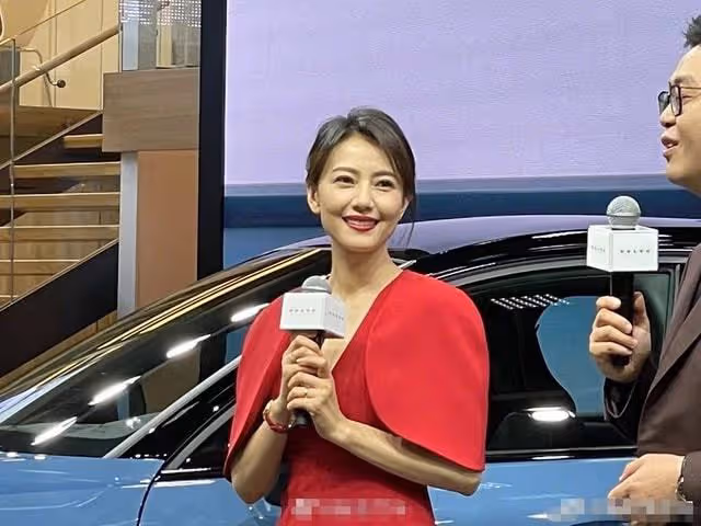 高圓圓出行陣仗大，超30位保安手拉手圍人牆保護，無人圍觀顯尷尬