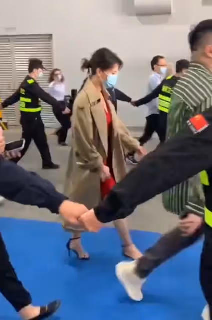 高圓圓出行陣仗大，超30位保安手拉手圍人牆保護，無人圍觀顯尷尬