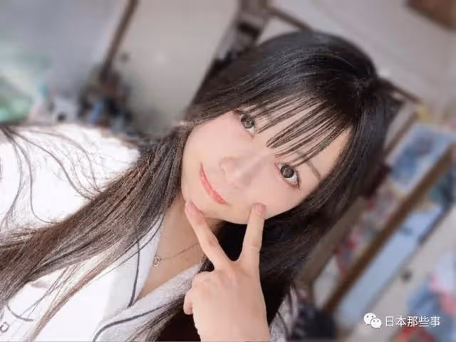 跟自己的偶像結婚了……