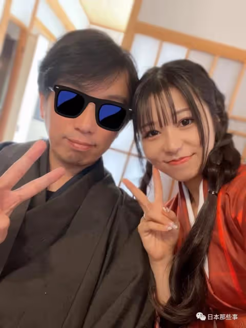 跟自己的偶像結婚了……