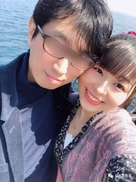 跟自己的偶像結婚了……