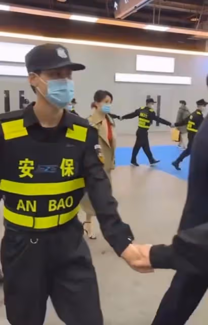 高圓圓出行陣仗大，超30位保安手拉手圍人牆保護，無人圍觀顯尷尬