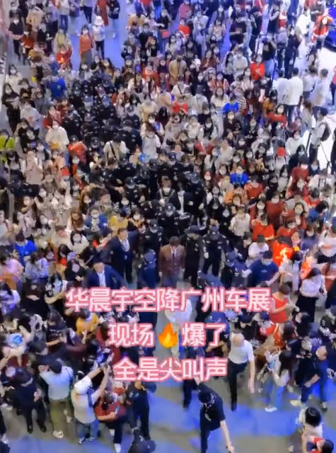 高圓圓出行陣仗大，超30位保安手拉手圍人牆保護，無人圍觀顯尷尬