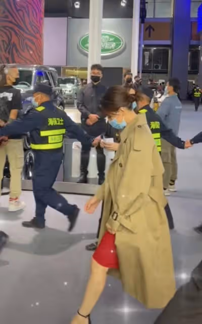 高圓圓出行陣仗大，超30位保安手拉手圍人牆保護，無人圍觀顯尷尬