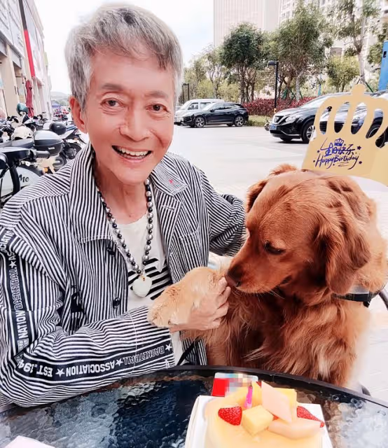 74歲方剛退休定居內地，住豪宅生活滋潤，給狗送珍珠項鍊太奢侈