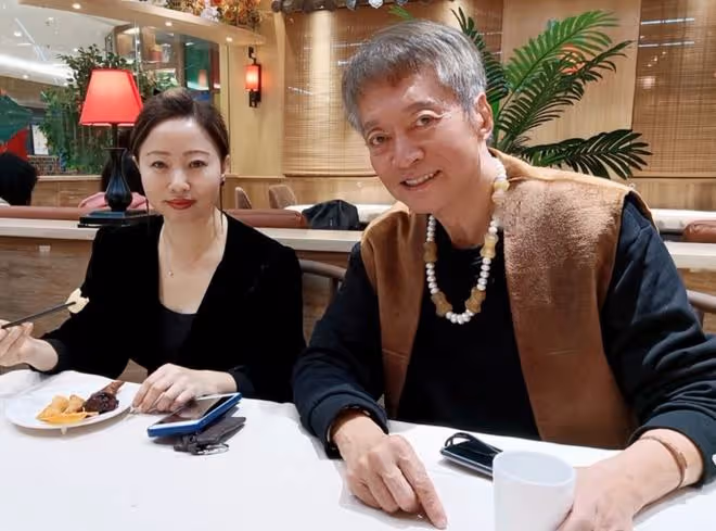 74歲方剛退休定居內地，住豪宅生活滋潤，給狗送珍珠項鍊太奢侈