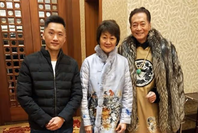74歲方剛退休定居內地，住豪宅生活滋潤，給狗送珍珠項鍊太奢侈