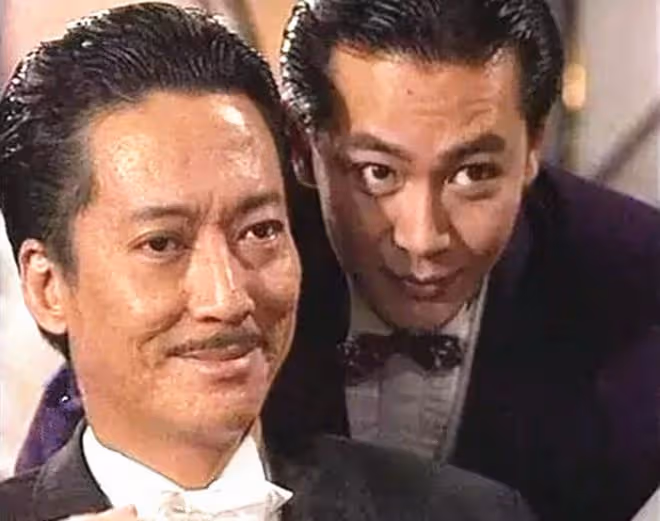 74歲方剛退休定居內地，住豪宅生活滋潤，給狗送珍珠項鍊太奢侈