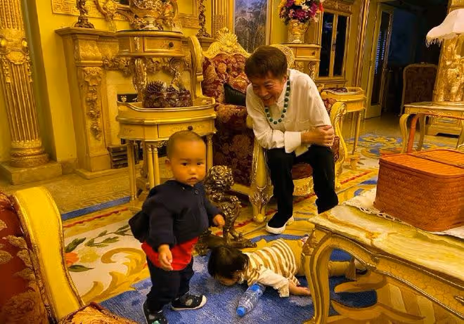74歲方剛退休定居內地，住豪宅生活滋潤，給狗送珍珠項鍊太奢侈
