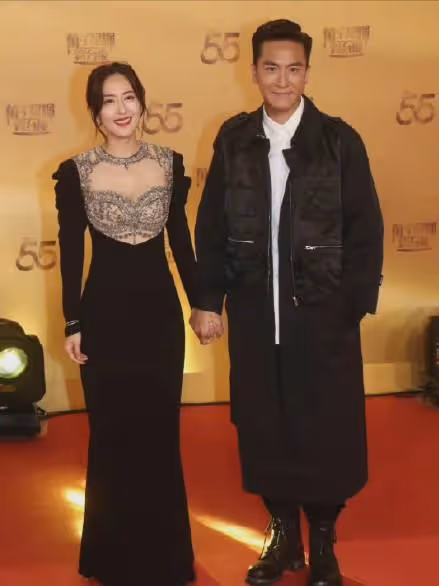 TVB台慶，王浩信和蔡思貝同框走紅毯全程苦瓜臉，陳自瑤光艷四射